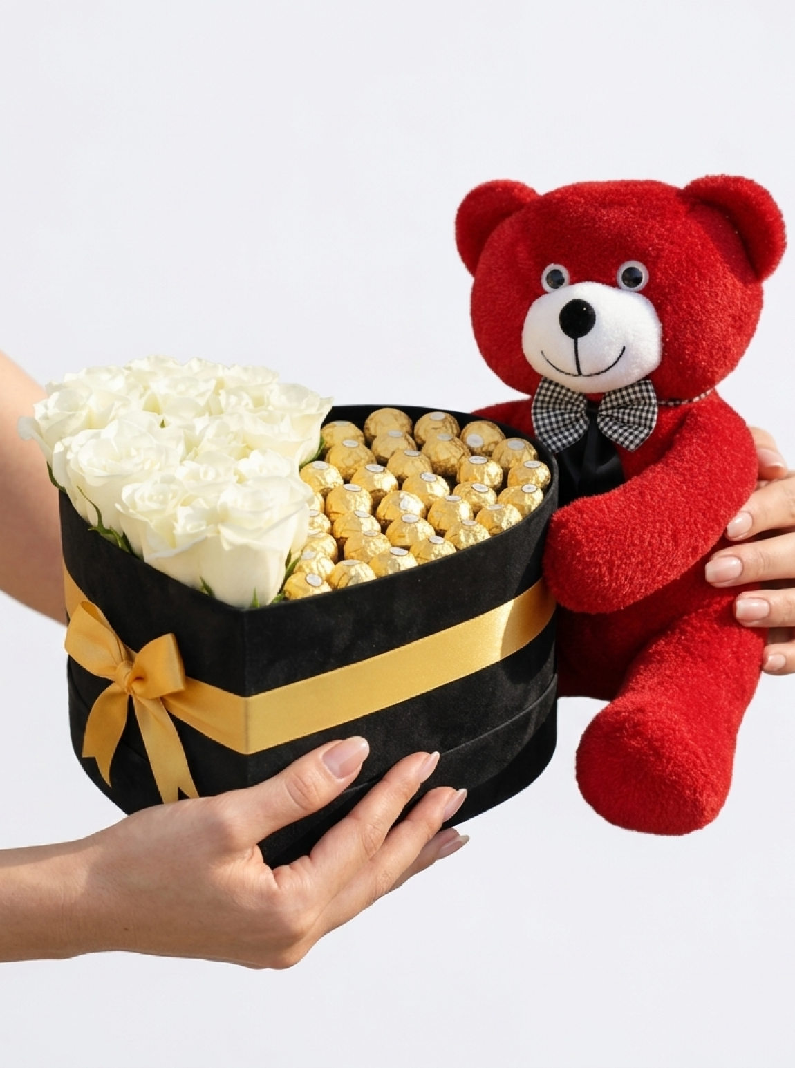 Kalpli Kutuda Beyaz Gül, Ferrero Rocher Ve Kırmızı Peluş Ayı